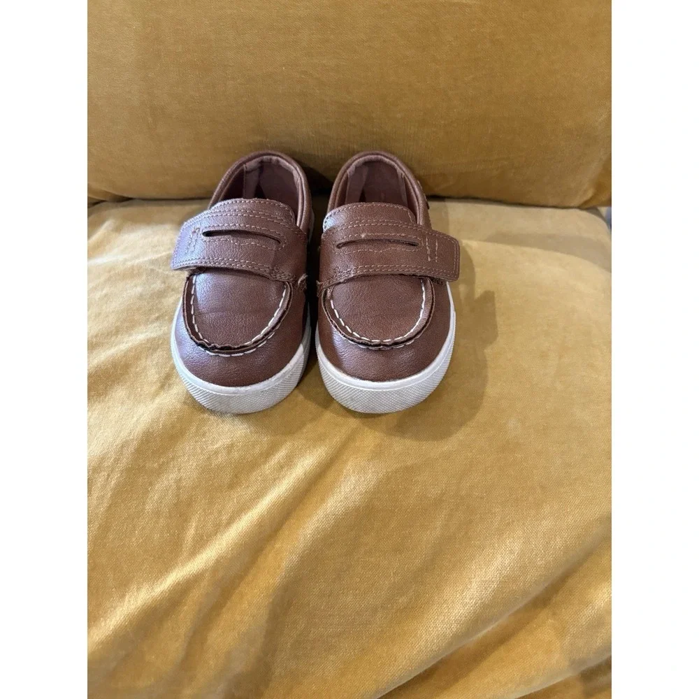 Oshkosh B'Gosh Sail hook and loop shoes Brown size 6